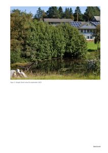 Fotografi av en eksisterende bygning sett fra et vassdrag, med tekst 'Figur 2. Google Street view fra september 2023'.