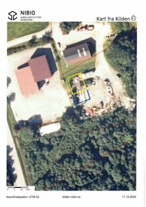 Flyfoto (kart) med overlagte røde tomtegrenser og markerte områder (gult og blått) med mål.