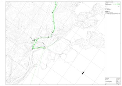 Situasjonsplan som viser topografi (konturlinjer), eksisterende og planlagt infrastruktur (grønne linjer), samt bygninger og vegnett.