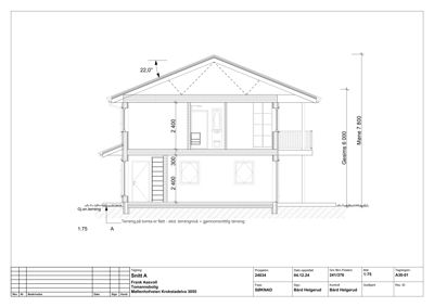 Snittegning av en bolig som viser høyder, takhelling og romfordeling.