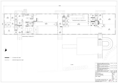 Etasjeplan (1. etasje) som viser romfordeling, vegger og trapper i en bygning.