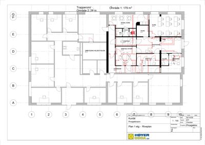 Etasjeplan (riveplan) for første etasje av en bygning, som viser romfordeling, dører og tekniske installasjoner.