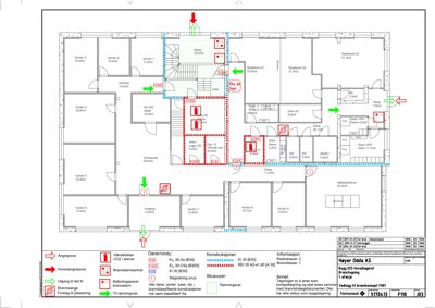 Etasjeplan for et kontorbygg som viser romfordeling, arealer, brannklassifisering og utgangsplasseringer.