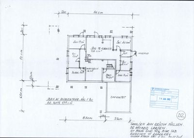 Plantegning av underetasjen med romfordeling, mål og tekstbeskrivelser.