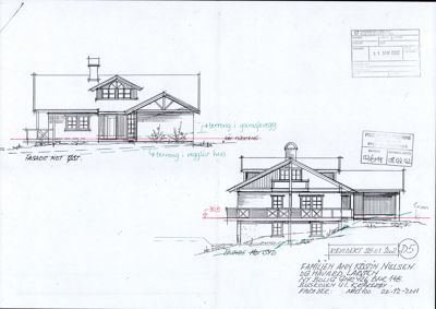 Fasadetegning (opprikk) av en bygning sett fra front og side, med notater om terreng og fasaderetninger.