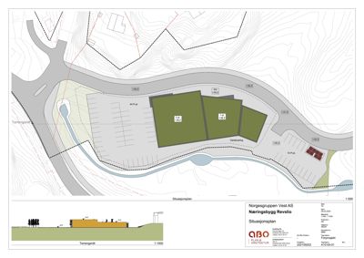 Situasjonsplan som viser tomtens beliggenhet, topografi, veier, parkeringsplasser og bygningers plassering med høydemål.