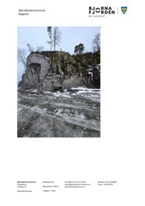 Fotografi av en steil fjellvegg med is og snø ved kysten, tatt i Bjørnafjorden kommune.