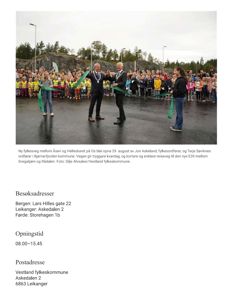 Fotografi av en åpningsseremoni for en ny fylkesvei, med tekstbeskrivelse og besøksadresse nedenfor.