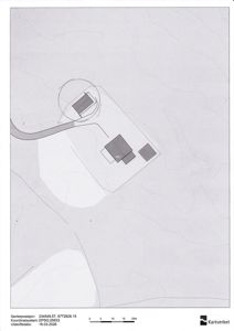 Situasjonsplan som viser tomtens form, terrengforhold (konturlinjer), plassering av bygninger og en vei.