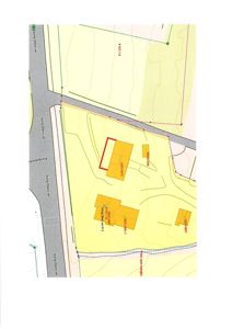 Situasjonsplan som viser tomtens beliggenhet i forhold til Kong Oscars vei, høydekurver, vannveier og eksisterende bygninger med deres registreringsnummer.