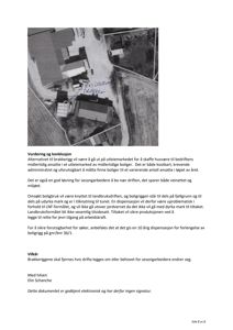 Et svart-hvitt fotografi tatt fra luften (flyfoto) som viser en tomt med flere bygninger, veier og omgivende terreng. Bildet har håndskrevne notater på det.