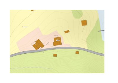 Situasjonsplan som viser tomtens beliggenhet i forhold til nabolag, vei og terrengforhold (konturlinjer).