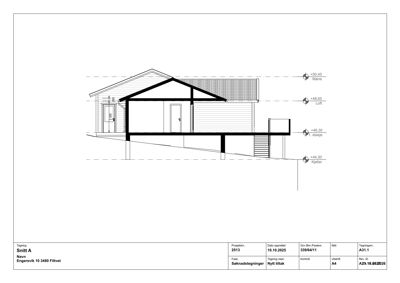 Snittegning av en bygning som viser høydeforskjeller og romfordeling (kjeller, 1. etasje, loft, marmot).