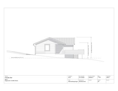 Fasadetegning av en hytte sett fra siden, med mål og tekniske opplysninger.