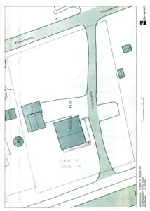 Situasjonsplan som viser tomtens beliggenhet i forhold til Eliseusveien, plassering av bygninger, og en skriftlig notat om høyde og bredde.