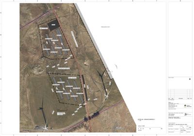 Situasjonsplan som viser plassering av vindmøller, solcelleanlegg og infrastruktur på et tomt.