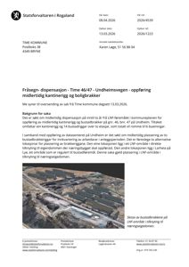 Fotografi av en planlagt byggeplass med flere containerblokker og en eksisterende bygning.