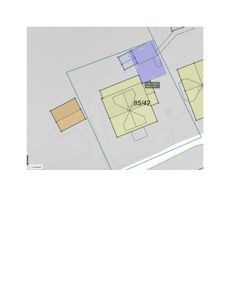 Situasjonsplan som viser tomtens form, grenser (grønn linje), nabobebyggelse og plassering av huset med arealoppdeling (gul og blå farge).
