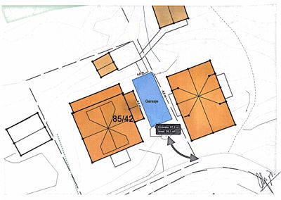 Situasjonsplan som viser tomtens form, plassering av bygninger (hus og garasje), veier, og arealdata.