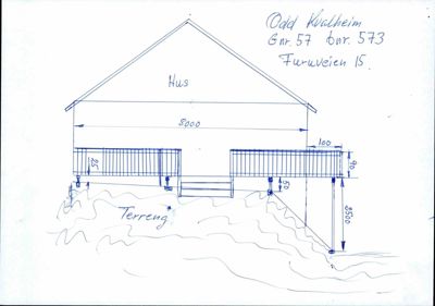 En håndtegnet fasadetekning av et hus med terrasser og mål på høyder og bredder.
