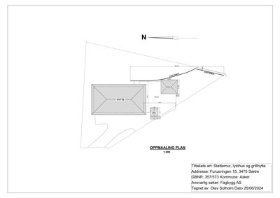 Oppmålingsplan som viser bygningenes plassering på tomten med mål og retning.