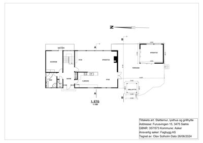 Etasjeplan (1. ETG) som viser romfordeling, mål og orientering for en bygning.