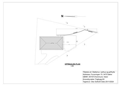 Oppmålingsplan som viser bygningens plassering på tomten i forhold til nabogranser og terrengforhold.