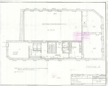 Etasjeplan som viser romfordeling, dimensjoner og funksjoner i et bygg.