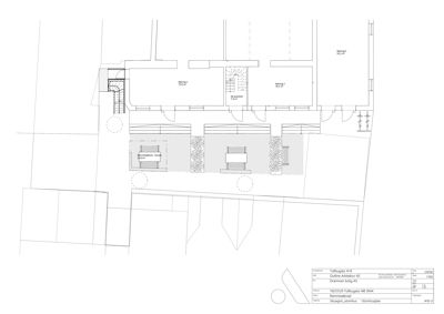 Situasjonsplan som viser bygningens plassering i forhold til naboeiendom og utendørsområder.