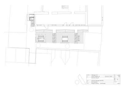 Situasjonsplan som viser bygningens plassering i forhold til naboeiendommer og gjerder.