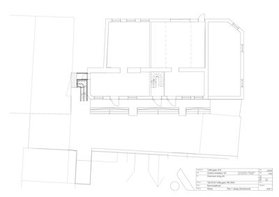Etasjeplan (Plan 1. etasje) som viser romfordeling, vegger og inngangsdører.