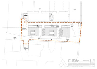 Situasjonsplan som viser tomtens grenser, naboeiendommer, innganger og planlagt utforming av uteområder.
