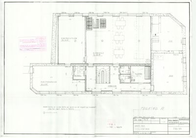 Etasjeplan som viser romfordeling, veggtykkelse og innredning for et hus.
