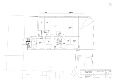 Etasjeplan (2. etasje) som viser romfordeling, stue, soverom, kjøkken og trapper.