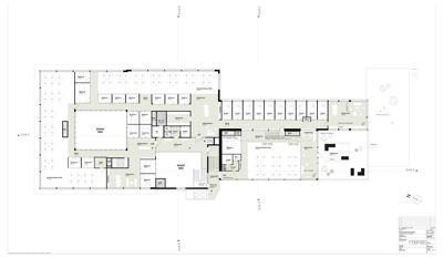 Etasjeplan (floor plan) som viser romfordeling, vegger, dører og møblering for et kontorbygg.
