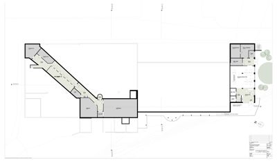 Etasjeplan som viser romfordeling, vegger og utvendig areal for en bygning.