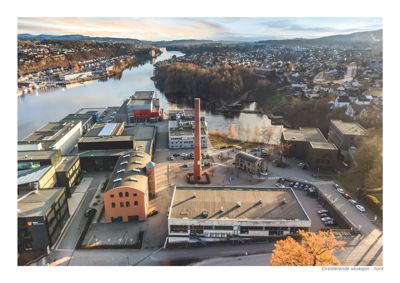 Fotografi av eksisterende situasjon sett fra nord, som viser bygninger, en elv og omgivelsene.