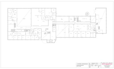 Etasjeplan (trolig 1. etasje) som viser romfordeling, dører og trapper i en bygning.