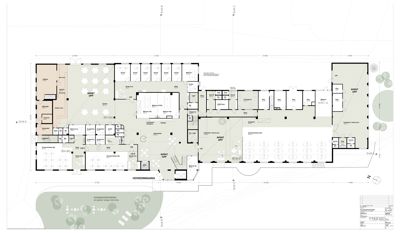 Etasjeplan (trolig 1. etasje) som viser romfordeling, funksjoner (kontorer, møterom, serveringsområde) og inngangspunkt.