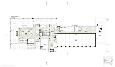 Etasjeplan som viser romfordeling, funksjoner (som 'APENT HØY', 'KONTOR', 'RESTAURANT') og plassering av vegg og dører i et bygg.