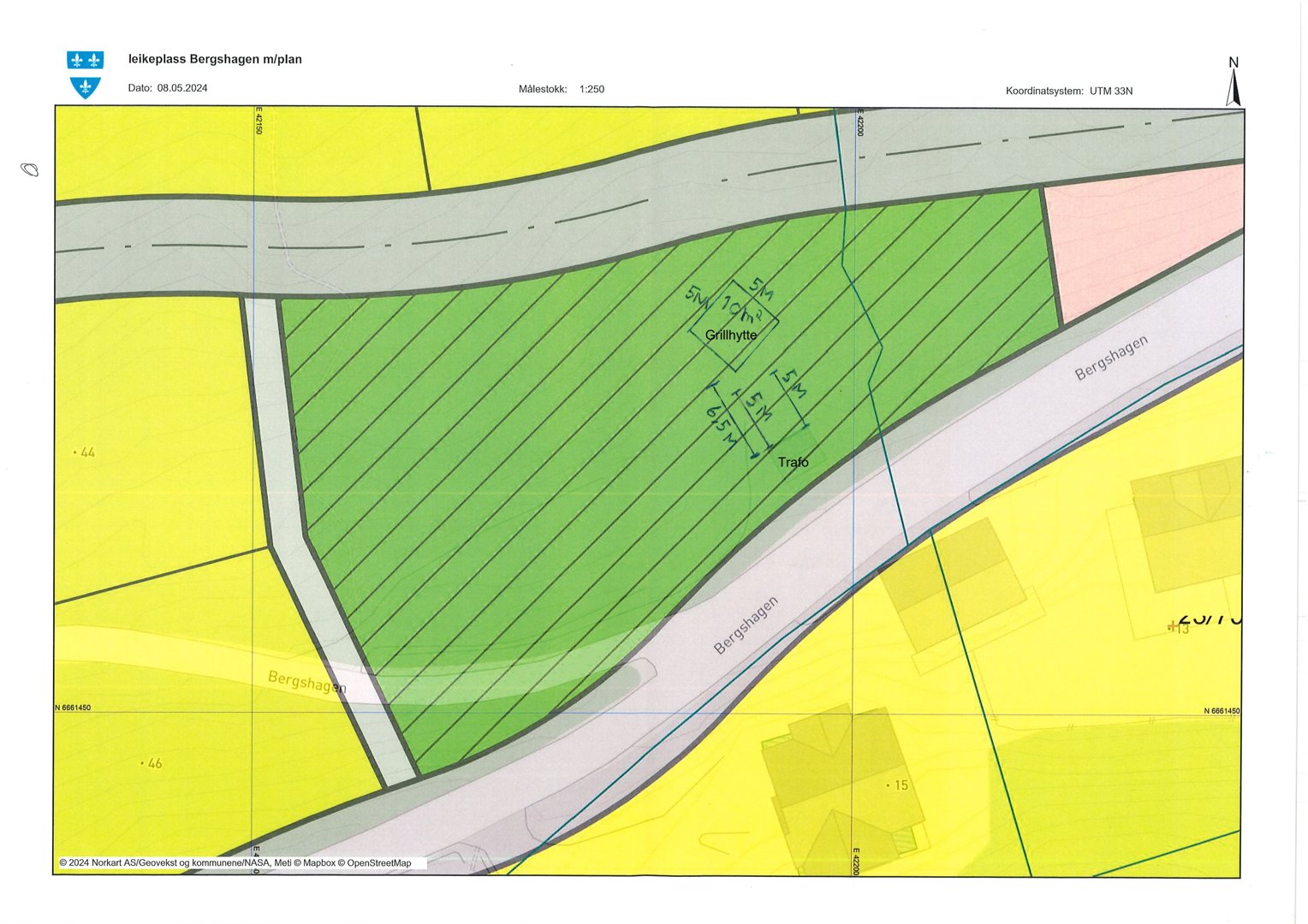 Situasjonsplan som viser tomtens beliggenhet i forhold til veier (Bergshagen), nabotomter og planlagt plassering av grilling og trafikk.