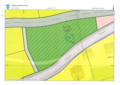 Situasjonsplan som viser tomtens beliggenhet i forhold til veier (Bergshagen), nabotomter og planlagt plassering av grilling og trafikk.