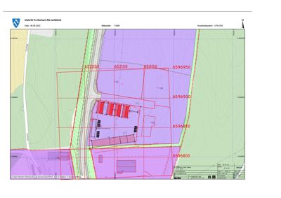 Situasjonsplan som viser tomtens grenser, topografi, veier og plassering av bygninger.