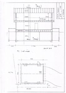 Snittegning (Snitt A-A) som viser bygningens høyder, etasjer og grunnplan med mål.