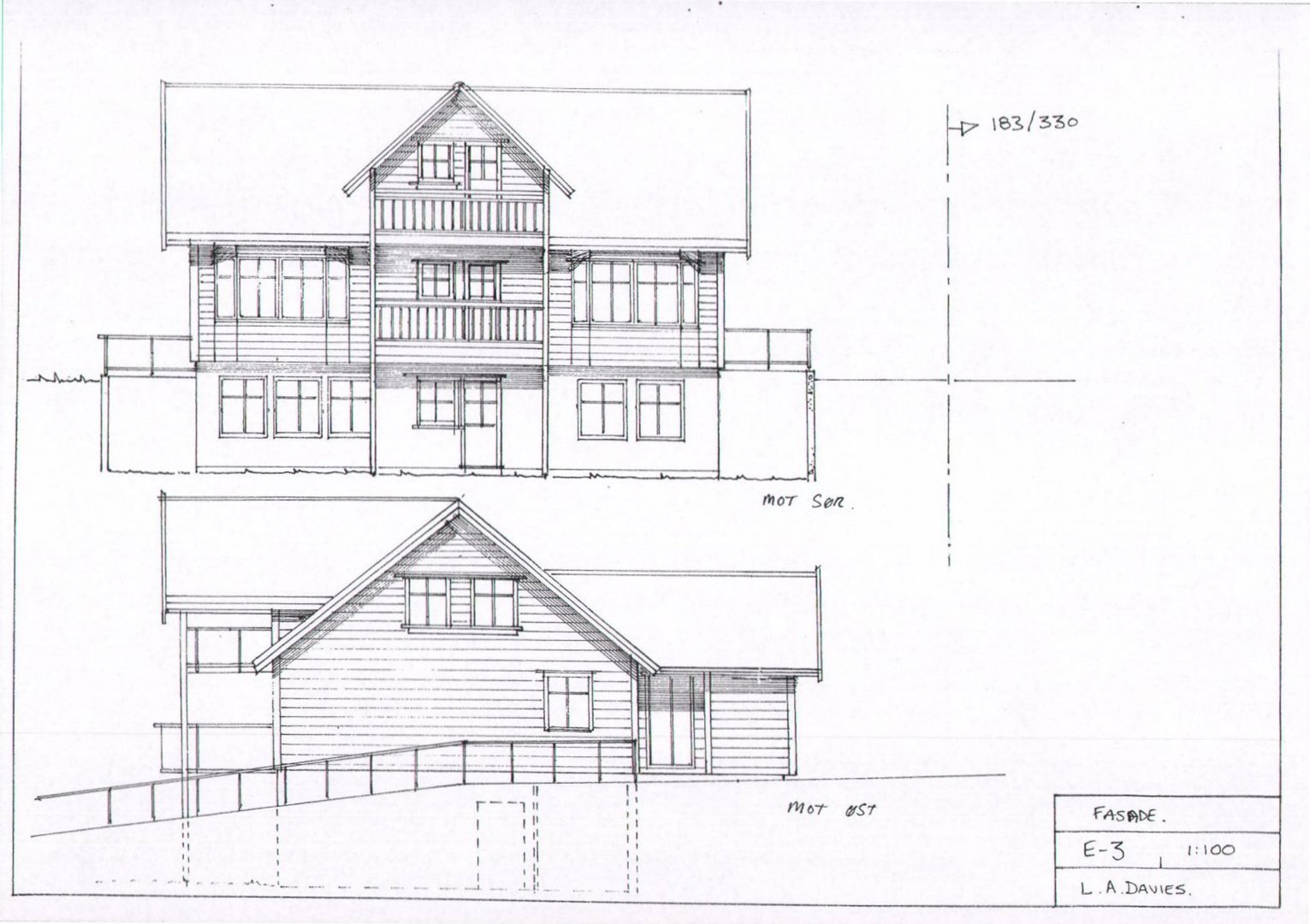 Fasadetegning som viser bygningens utsyn mot sør og mot øst, inkludert detaljer om vinduer, balkonger og takform.
