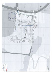 Situasjonsplan som viser bygningens plassering på tomt, omgivende infrastruktur (veier, vannløp) og detaljeringspunkter for fasade- og snittegninger.