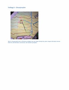 Situasjonsplan som viser topografi, vegnett, skog og vannløp i et område.