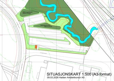 Situasjonskart som viser tomtens beliggenhet i forhold til omgivelsene, inkludert veger, jernbanespore, elv og terrengforhold.