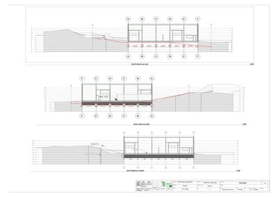 Bildet viser tre snittegninger (Snitt A, Snitt B og Snitt Høstvegen Sørøst) av en bygning med terrengforhold, målestokk og konstruksjonsdetaljer.