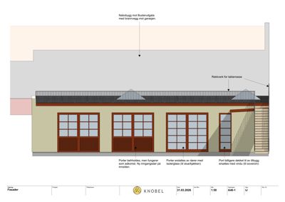 Fasadetegning som viser fronten av en bygning med vinduer, dører og takterrasse.